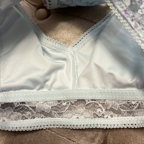 Jessica Simpson brand three-piece set, bralette and two lace thongs - Picture 8 of 11